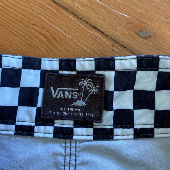 Vans 10 - Picture 2 of 5